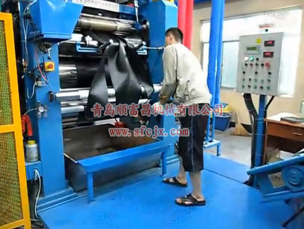 工作中的壓延機(jī)m.kudougz.com